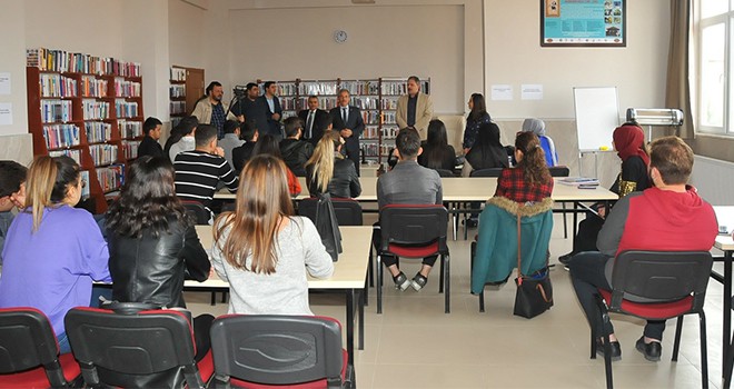 Akkaya üniversiteli gençlerle buluşmayı sürdürüyor