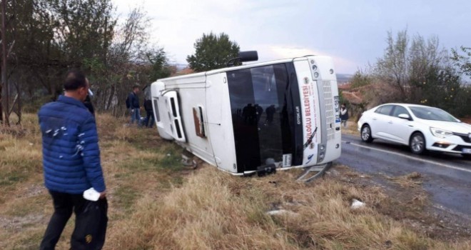 Askeri personeli taşıyan servis kaza yaptı