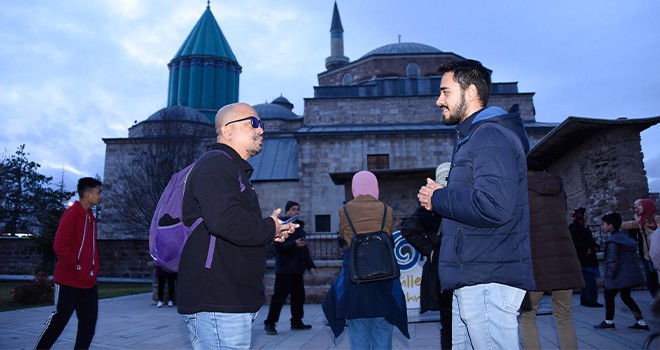 Gençler turistlerle konuşarak yabancı dillerini geliştiriyor