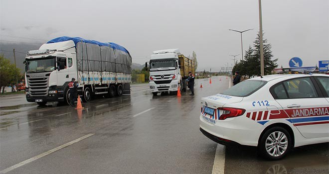 Konya-Antalya kara yolu kamyonlara kaldı