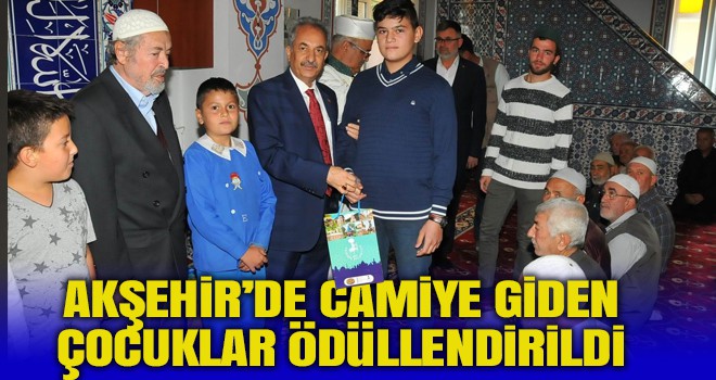 Akşehir’de camiye giden çocuklar ödüllendirildi