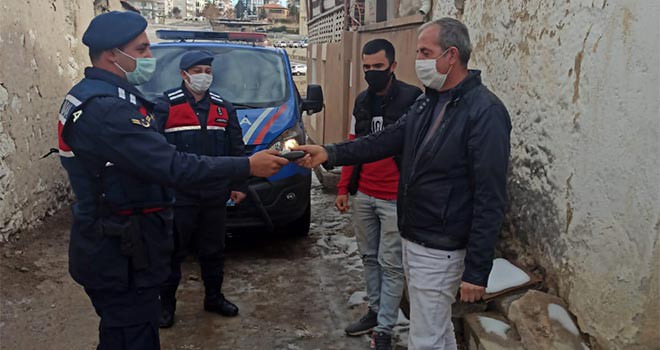 Jandarma yolda bulduğu cüzdanı sahibine teslim etti