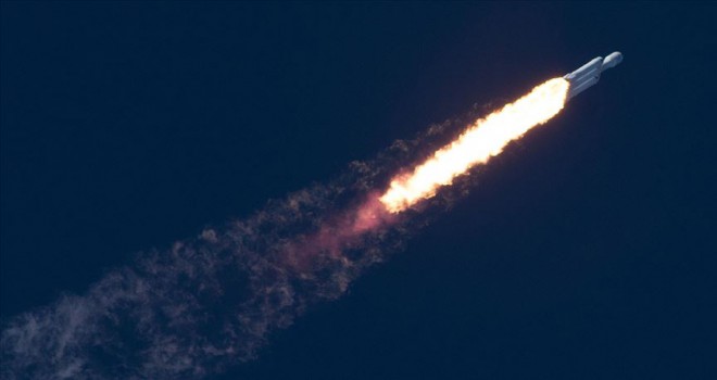 SpaceX internet uydularını uzaya fırlattı