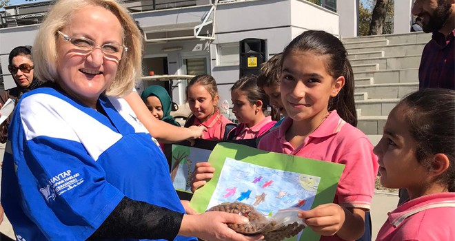 Çizdikleri resimleri mamayla takas ettiler