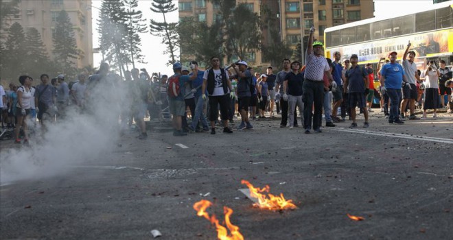 Hong Kong'da protestocular yine sokakları doldurdu