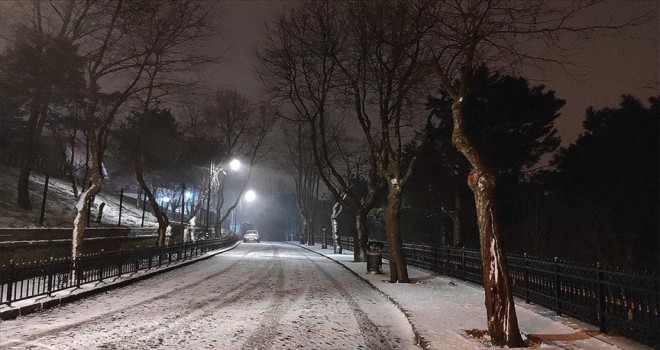 İstanbul'da kar yağışı etkisini sürdürüyor