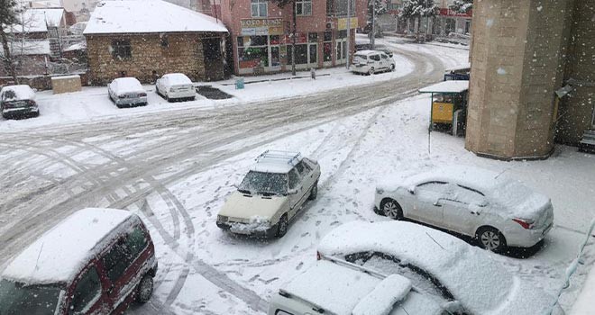 Hüyük'te kar nedeniyle sürücüler zor anlar yaşadı