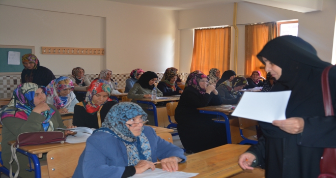 Çumrada anne ve anne adaylarının sınav heyecanı