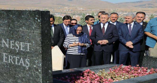 Cumhurbaşkanı Yardımcısı Oktay, Neşet Ertaşın kabrini ziyaret etti