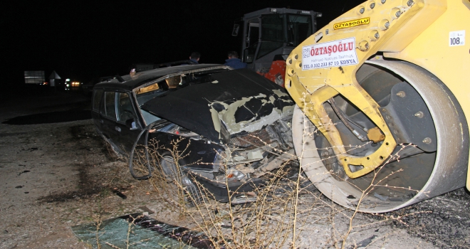 Konyada otomobil, park halindeki iş makinasına çarptı: 5 yaralı