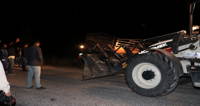 Otomobil, traktör römorkuna çarptı: 2 ölü, 2 yaralı