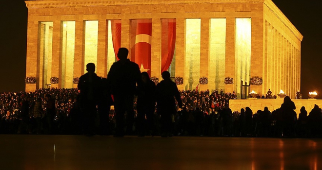 Anıtkabir geç saatlere kadar ziyaretçilerle doldu