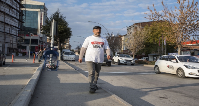 Gazetecinin, Herkesi için adalet sloganlı yürüyüşü