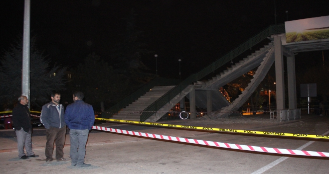 Konyada yaya üst geçidinin merdiveni çöktü