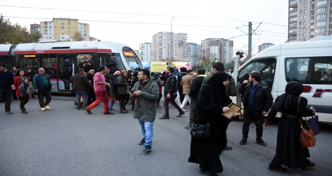 Kayseride tramvayla okul servisi çarpıştı: 4 yaralı