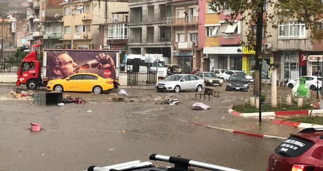 İzmirde sağanak etkili oldu