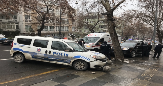 Hatalı park edilen otomobile polis aracı çarptı: 2 yaralı