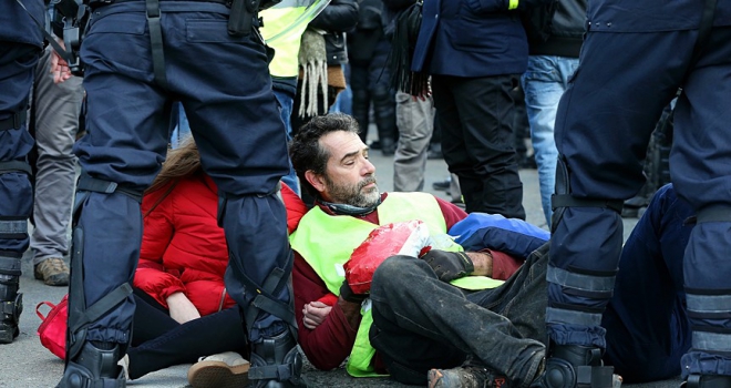 Fransada sarı yeleklilerin gösterilerinde 216 kişi tutuklandı