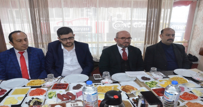 AK Parti Belediye Başkan Adayı Şahin, gazetecilerle bir araya geldi 