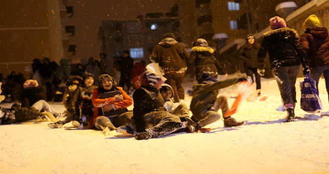 Mahalle sakinleri sokağı kayak pistine çevirdi