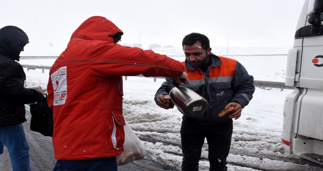 Soğuk havada sürücülere çay servisi