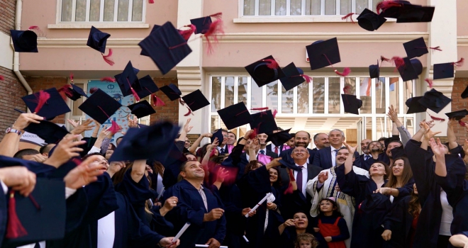 Anadolu Üniversitesi Lefkoşa Kampüsünde mezuniyet coşkusu 