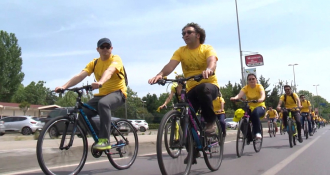 Gönüllü bisikletçiler arıların izinde pedal çevirdi