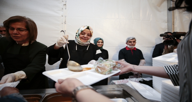 Bakan Selçuk, gençlerle iftarda bir araya geldi