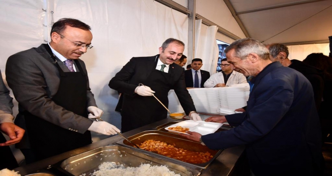 Bakan Gül gençlerle iftarda bir araya geldi