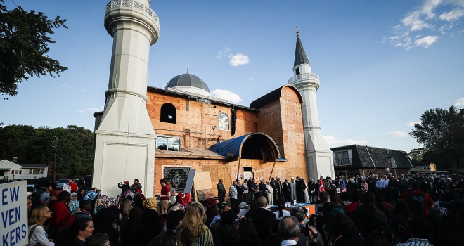 ABDli Müslümanlardan kundaklanan Diyanet Camiine destek