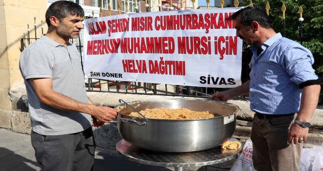 Sivasta bir esnaf Mursi için helva dağıttı