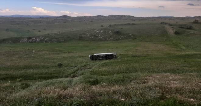 El freni çekilmeyen kamyon şarampole yuvarlandı