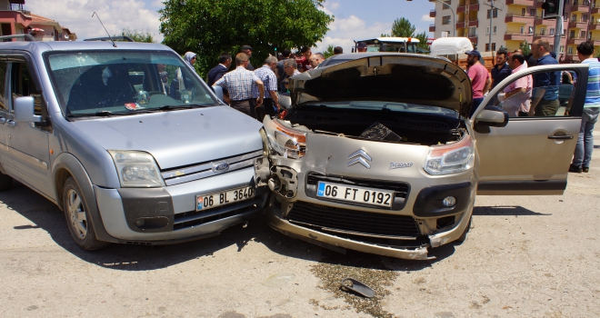 Kazada yaralanan çocuğu makam aracıyla hastaneye götürdü