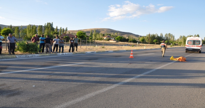 Sivasta otomobille motosiklet çarpıştı: 1 ölü, 4 yaralı