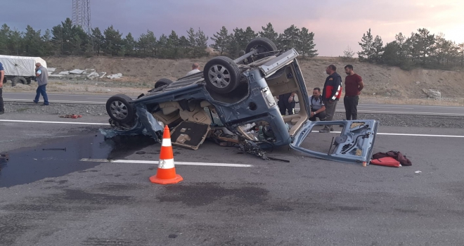 Hafif ticari araç, traktörün römorkuna çarptı: 1 ölü, 1 yaralı