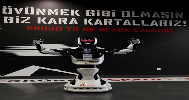 Vodafonelu Robot Veysi, derbi izleyen ilk robot oldu