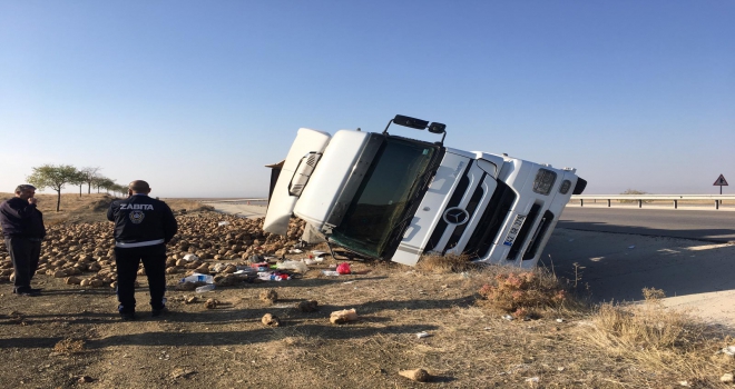 Konyada pancar yüklü tır devrildi