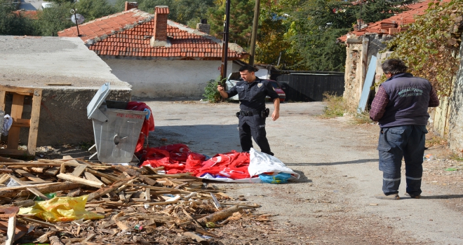 Eskişehirde çöpe atılmış Türk bayrakları ile CHP ve İYİ Parti flamaları bulundu