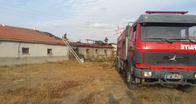 Samanlık yangını eve sıçramadan söndürüldü 