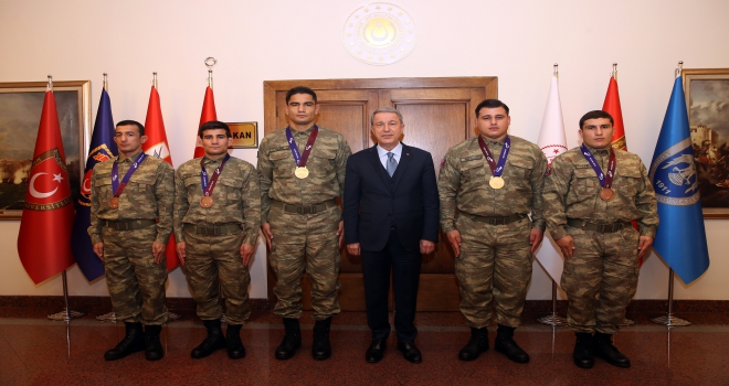 Bakan Akar, madalya kazanan güreşçileri kabul etti