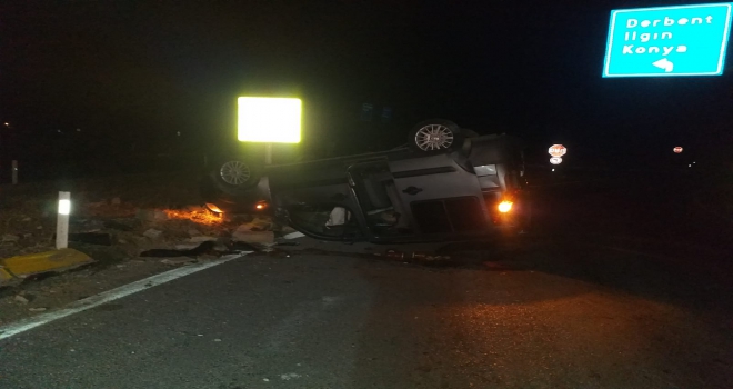 Beyşehirde hafif ticari araç devrildi: 3 yaralı