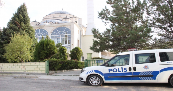 Karamanda cami bahçesine toprağa gömülü tabanca bulundu