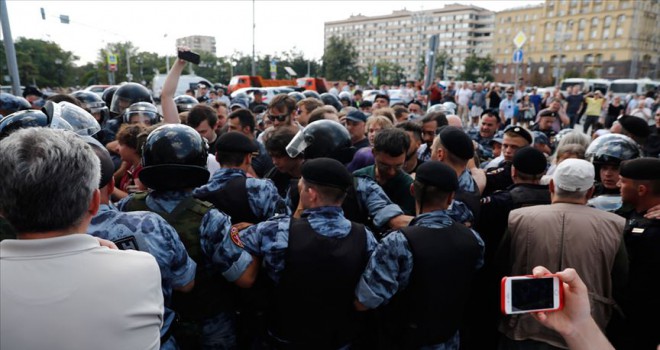 Rusya'da seçim protestosu: 300 gözaltı