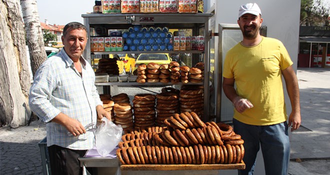 Simitçi baba ve oğulun hastane önünde "ekmek" mesaisi