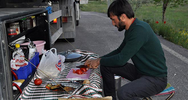 Tır şoförünün yolda iftarı