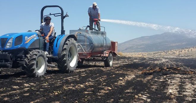 Arazi yangınında saman balyaları yandı