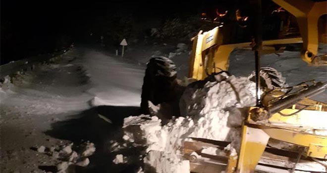 Akşehir'de kardan kapanan yollar açıldı