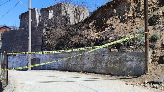 Heyelandan yol çöktü, 2 binada hasar var