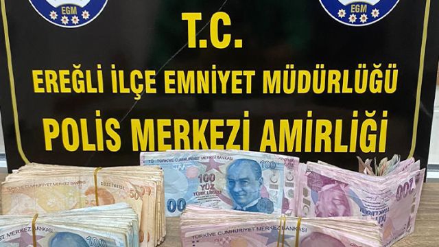 Aracın üstünde unutulan paralar yola saçıldı