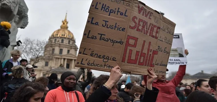 Paris'te gösteriler patlak verdi